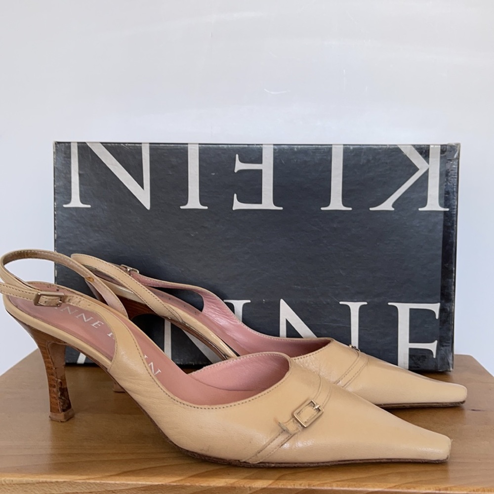 Anne Klein SLIMG BACK KITTEN HEEL